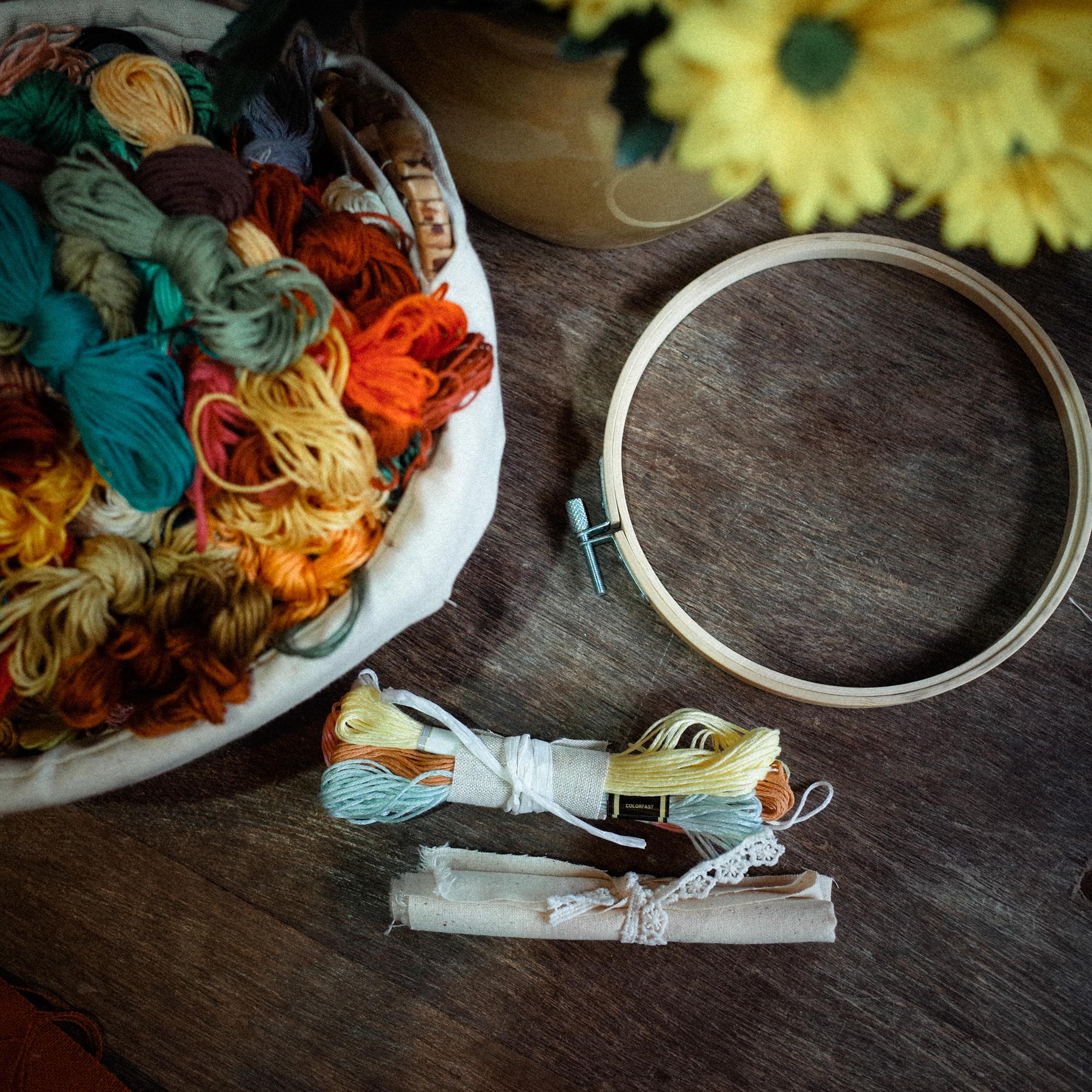 Zestaw nici i przygotowane tamborki
